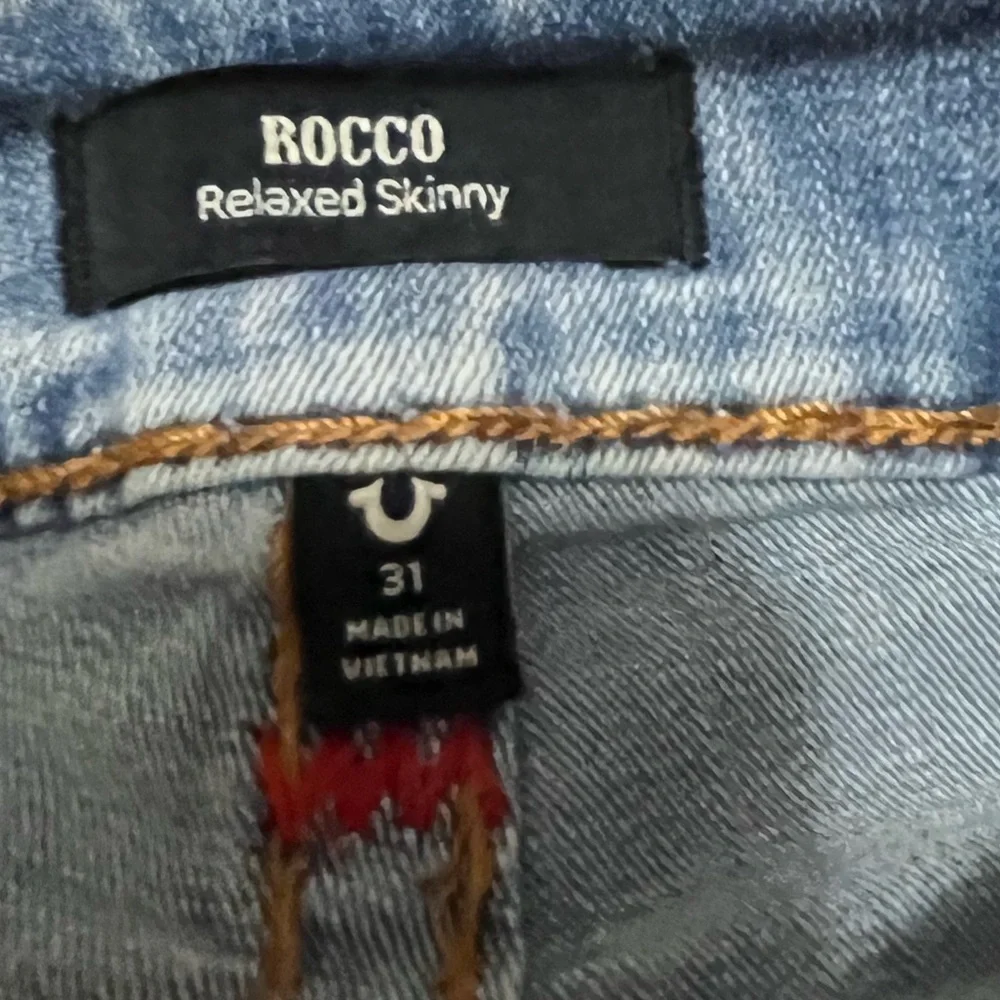 True Religion Light Blue Rocco Relaxed Skinny Jeans with Red Stitching Sz 31 Men
